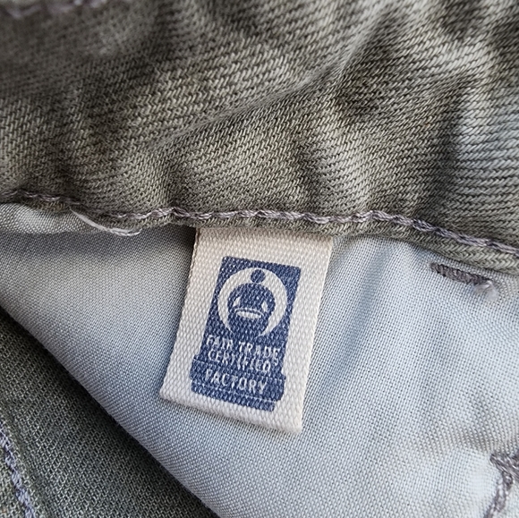 WOMEN'S SHORTS UNIVERSAL THREAD GRAY 2/26  NWT - Picture 6 of 8